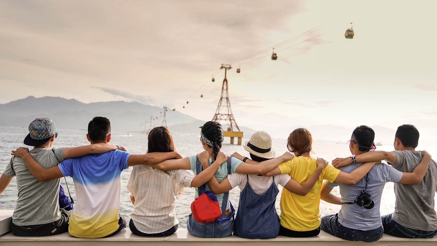 Gruppo di persone insieme all’aperto, senso di appartenenza
