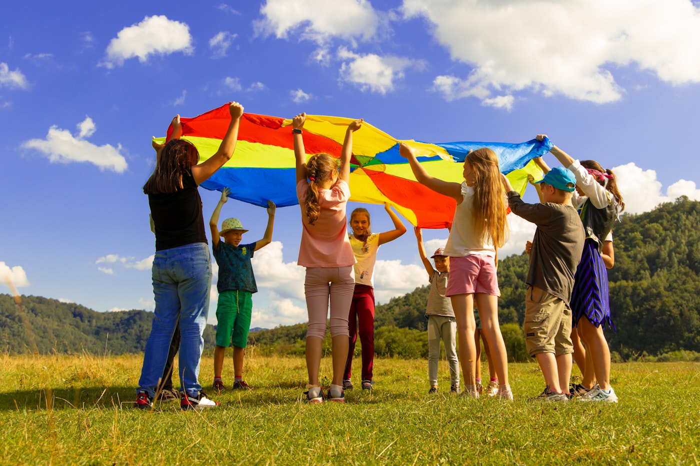 Bambini e adulti in uno spazio di gioco caldo e relazionale