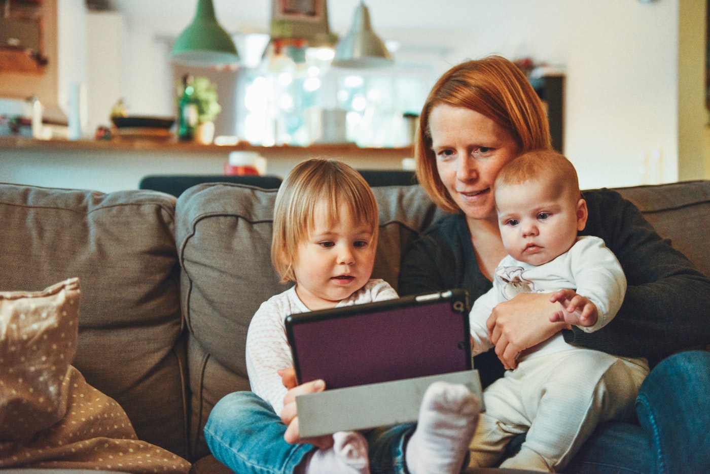 Famiglia e bambini in una scena quotidiana di relazione