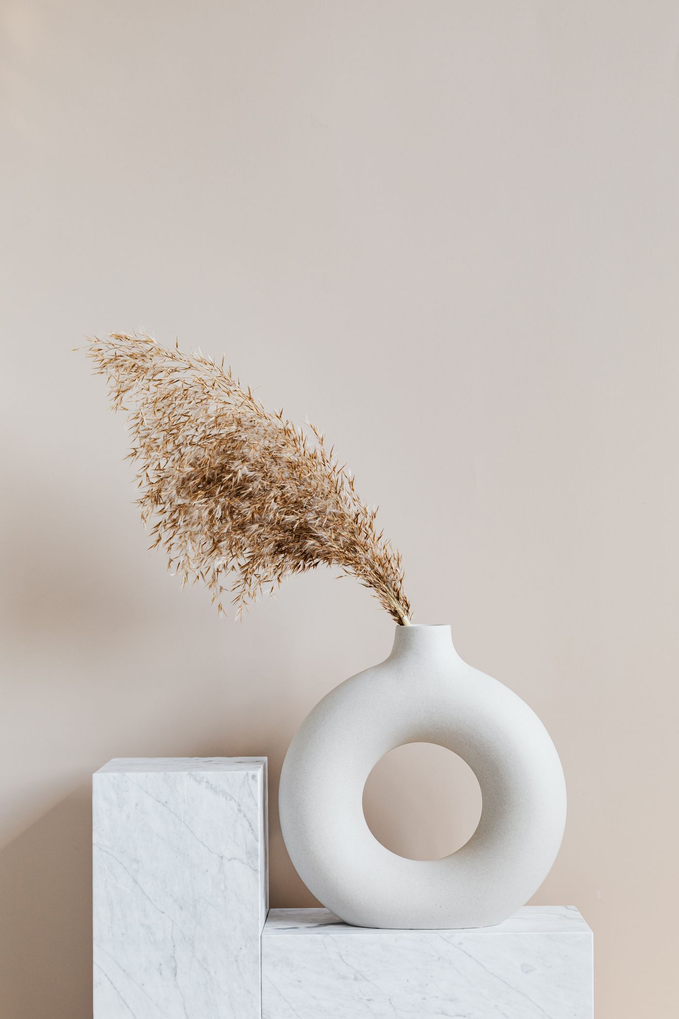 Ceste in vimini con materiali naturali da esplorare